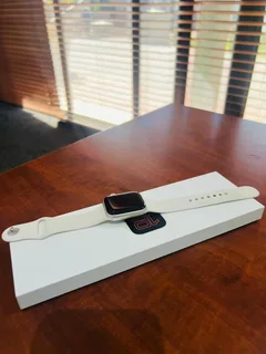 40mm Starlight Apple Watch SE 3 GPS Version As New In The Box With Accessories And Warranty
