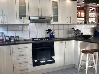 Hout Bay 1 Bedroom Flat – Pet friendly -furnished- 100m from Beach