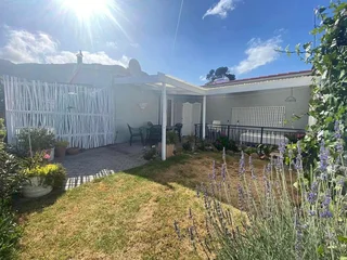 Hout Bay 1 Bedroom Flat – Pet friendly -furnished- 100m from Beach