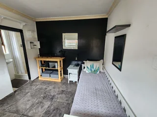  All-Inclusive Bachelor Flat – WiFi, Netflix &amp; Beach Nearby!