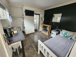  All-Inclusive Bachelor Flat – WiFi, Netflix &amp; Beach Nearby!