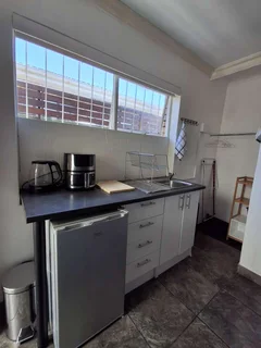  All-Inclusive Bachelor Flat – WiFi, Netflix &amp; Beach Nearby!