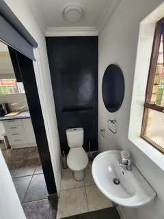  All-Inclusive Bachelor Flat – WiFi, Netflix &amp; Beach Nearby!