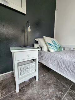  All-Inclusive Bachelor Flat – WiFi, Netflix &amp; Beach Nearby!