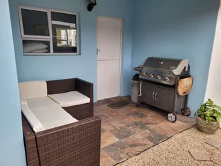 ☀️ Peaceful Female Co-Living – Fully Equipped Home in Summerstrand!