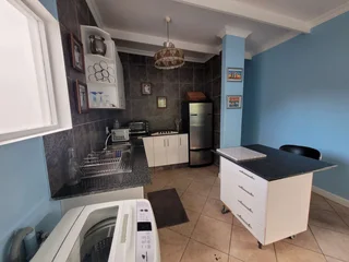 ☀️ Peaceful Female Co-Living – Fully Equipped Home in Summerstrand!