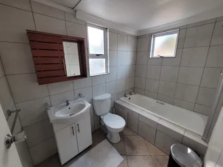 ☀️ Peaceful Female Co-Living – Fully Equipped Home in Summerstrand!