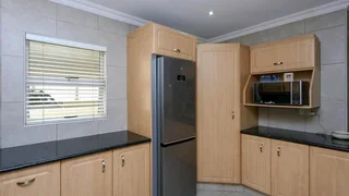 UPPER LA LUCIA RIDGE  / EXECUTIVE 3 BED 3 BATH 4 PARKINGS UNFURN APARTMENT R27K pm