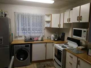 UMGENI PARK, 2 BED UNFURN UPSTAIRS FLAT WITH DBL GARAGE, R10 800pm