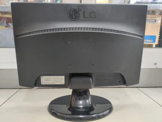 ASSORTED REFURBISHED MONITORS --- LG , PHILIPS , AOC , DELL