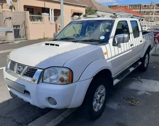 2013 Nissan Hardbody NP 300  2.5T Diesel white Doublecab 4x2 bakkie for sale in excellent condition