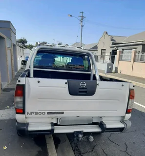 2013 Nissan Hardbody NP 300  2.5T Diesel white Doublecab 4x2 bakkie for sale in excellent condition