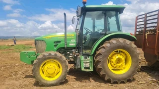 John Deere 5082E cab
