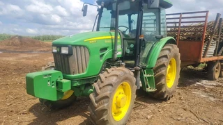 John Deere 5082E cab