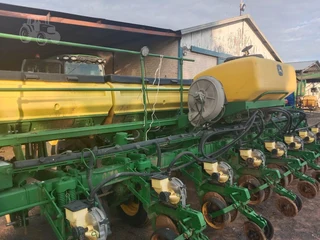 John Deere 2117 8 ry planter