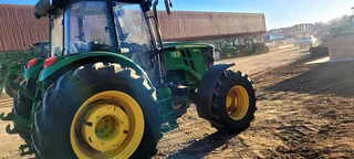 John Deere 6135B cab