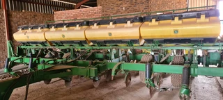 John Deere 2115 8 ry planter