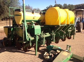 John  Deere 1111 12 ry planter