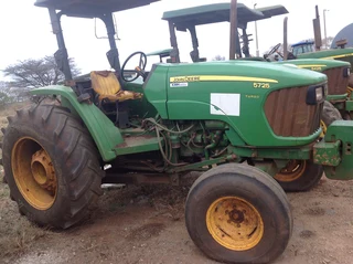 John Deere 5725 4x2