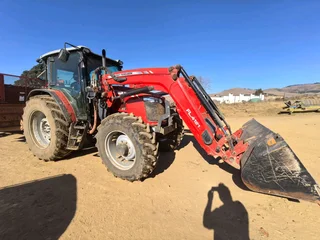 Massey ferguson 6713 met laaigraaf