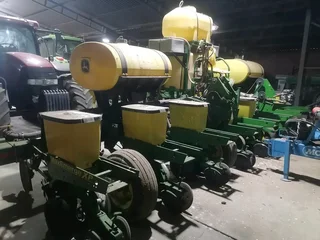 8 Ry John Deere planter