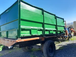 Trailer met graanbakke