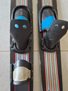 WATER SKI!! CONNELY PAIR WATERSKIS STILL.IN GREAT SHAPE BARGAIN ONLY R1000 COLLECT NOW !!