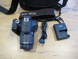 Canon EOS 2000D 24MP DSLR 18-55mm Lens and Bag LIKE NEW Spotless