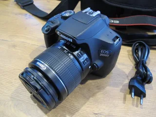 Canon EOS 2000D 24MP DSLR 18-55mm Lens and Bag LIKE NEW Spotless