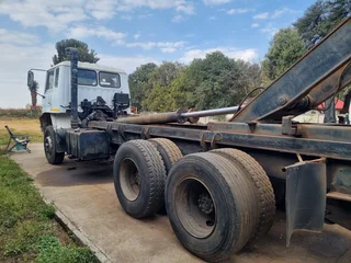 A HOOK LIFT TRUCK YOU CAN USE, IS UP FOR SALE.