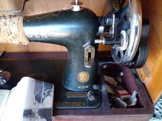 Vintage 1954 Manual Singer 99K Sewing machine in good condition Original Box with manual booklet.