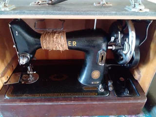 Vintage 1954 Manual Singer 99K Sewing machine in good condition Original Box with manual booklet.