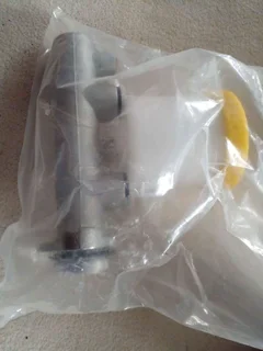 Land Rover Defender Brake MASTER CYLINDER still sealed in box. Check if looks like yours.