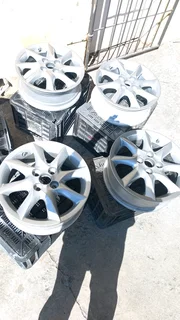 Toyota yaris rims 15 inch alloys original