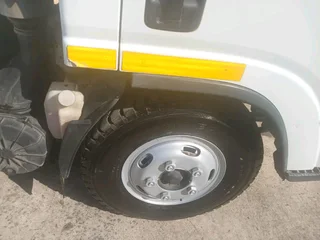 Isuzu NMR 2.5ton truck swb