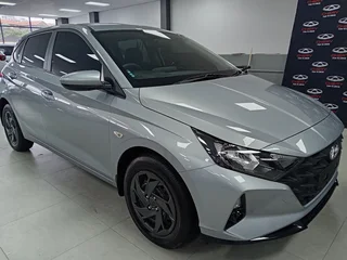 2023 Hyundai i20  1.2 Motion , silver ,  32000km , FSH ,