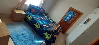 Luxurious, spacious and beautiful 6 bedroomed House with 2 bedrooms en-suite and Cottage