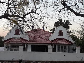 Luxurious, spacious and beautiful 6 bedroomed House with 2 bedrooms en-suite and Cottage