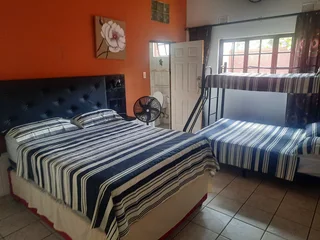 JAN MONTH SPECAIL R200PPPN,  20 SLEEPER SELF-CATERING HOLIDAY HOUSE CLOSE TO BEACHES AND SHOPS.
