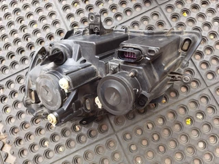 VW POLO RIGHT HEADLIGHT FACELIFT ***R2450