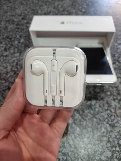 IPHONE 5 16GB CELLPHONE FOR SALE - GOOD CONDITION