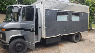 CAMPER / TOURING TRUCK