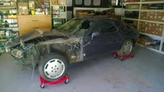 Porsche 928&#39;s stripping for part