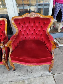 3 piece Victorian style walnut lounge set