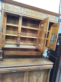 Antique French oak wood buffet/court cupb