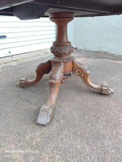 Antique Victorian burr walnut breakfast table. Circa 19 th century