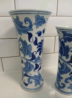 Lamp With Matching Vases