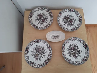 4 soup plates 1 source bowl