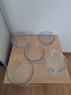 5 round bowls, two with lids
