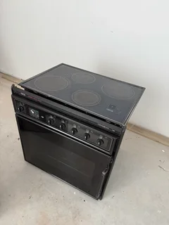 Defy 700 Oven, Hob + 900 Extractor - R 2700 all